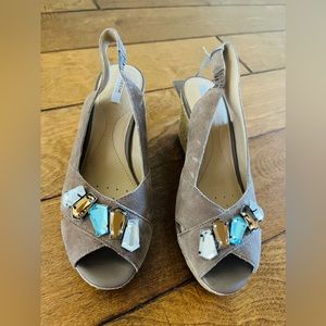 Geox Respira Heels NWT . Stylish taupe suede padded insoles comfy 3 inch heels.